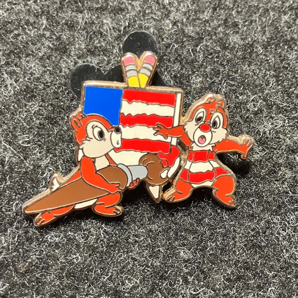 Disney Chip and Dale USA Flag Enamel Pin Art 2008 B9